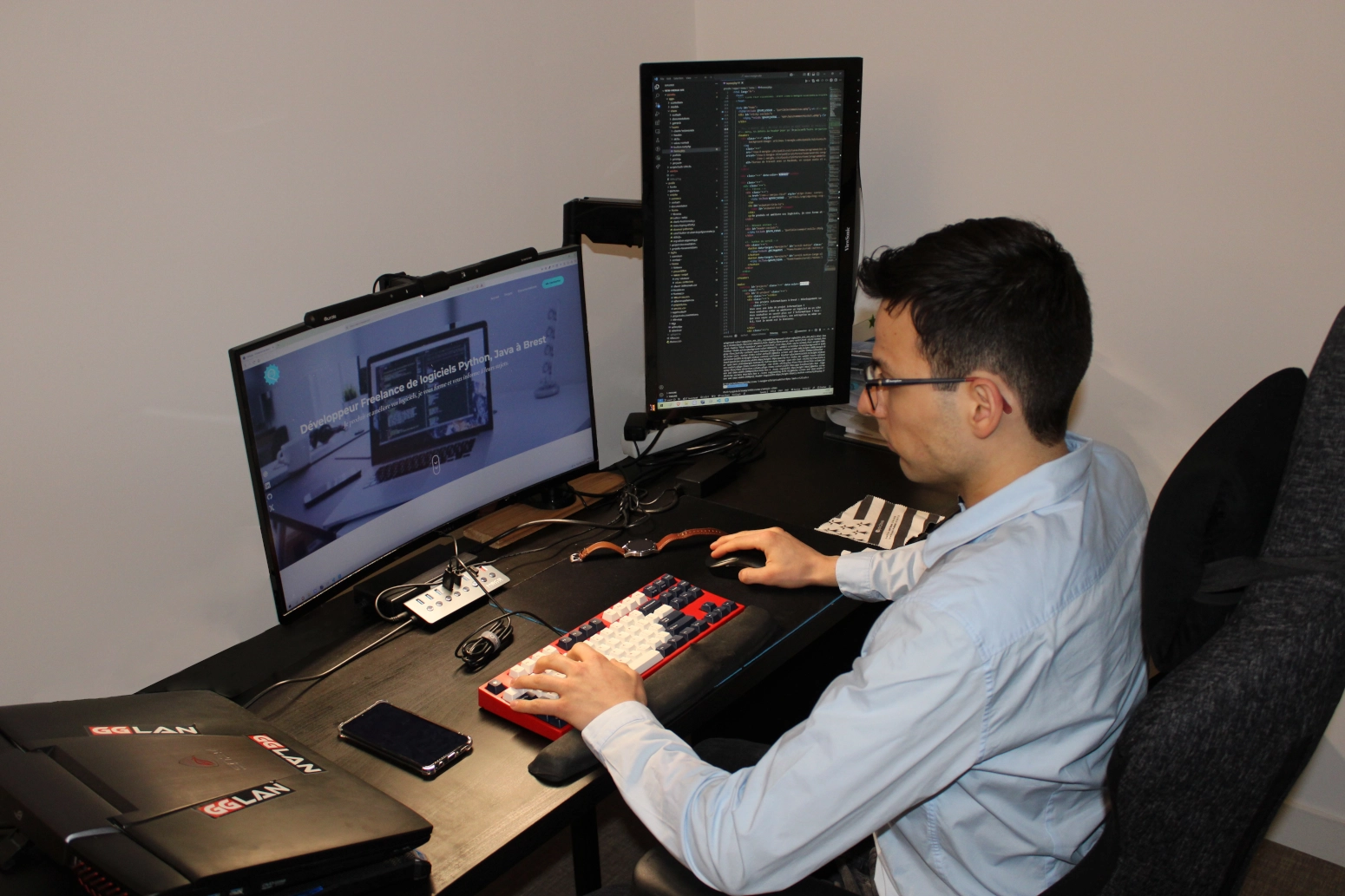 Yann Picot travaillant sur un projet informatique de développement web.